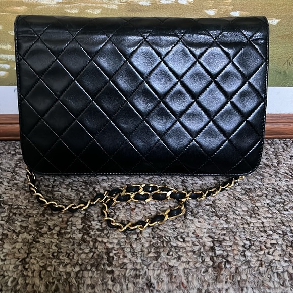 Chanel Lambskin shoulder bag in excellent preowned condition. L9”xH5.5”xD1.5” - Picture 7 of 12